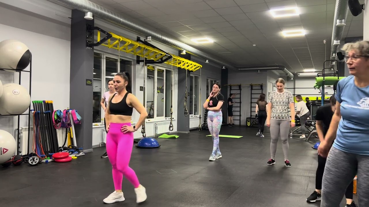 Відкрий для себе силу та гнучкість: Групові тренування в Tekstylnyk Sports Factory