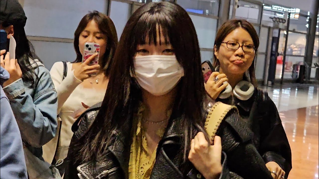 Red Velvet Seulgi 강슬기 arrival @ Charles de Gaulle Airport in Paris for the Isabel Marant PFW Event