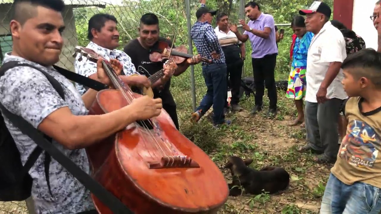 Así se festeja cada año  el agua potable  chispas 