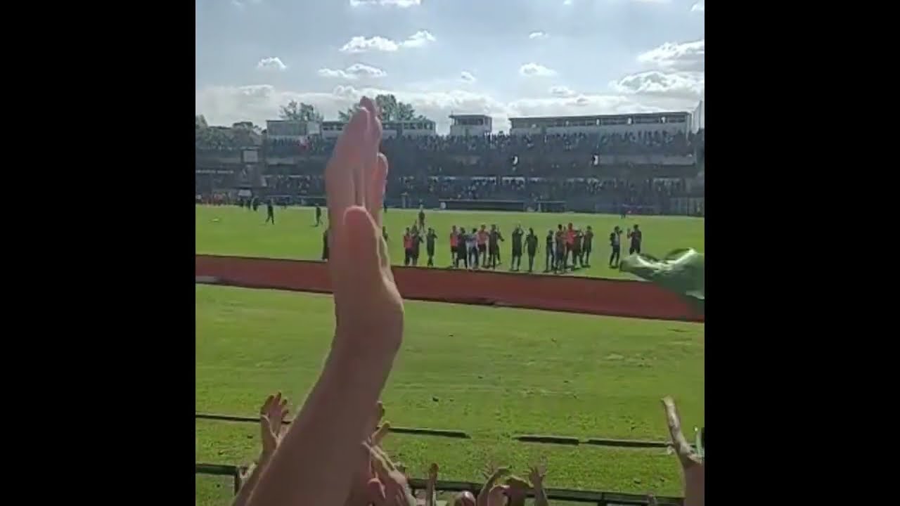 Ternana-Perugia, lo stadio Liberati  e l'esultanza dei giocatori rossoverdi sotto la Nord e la Sud
