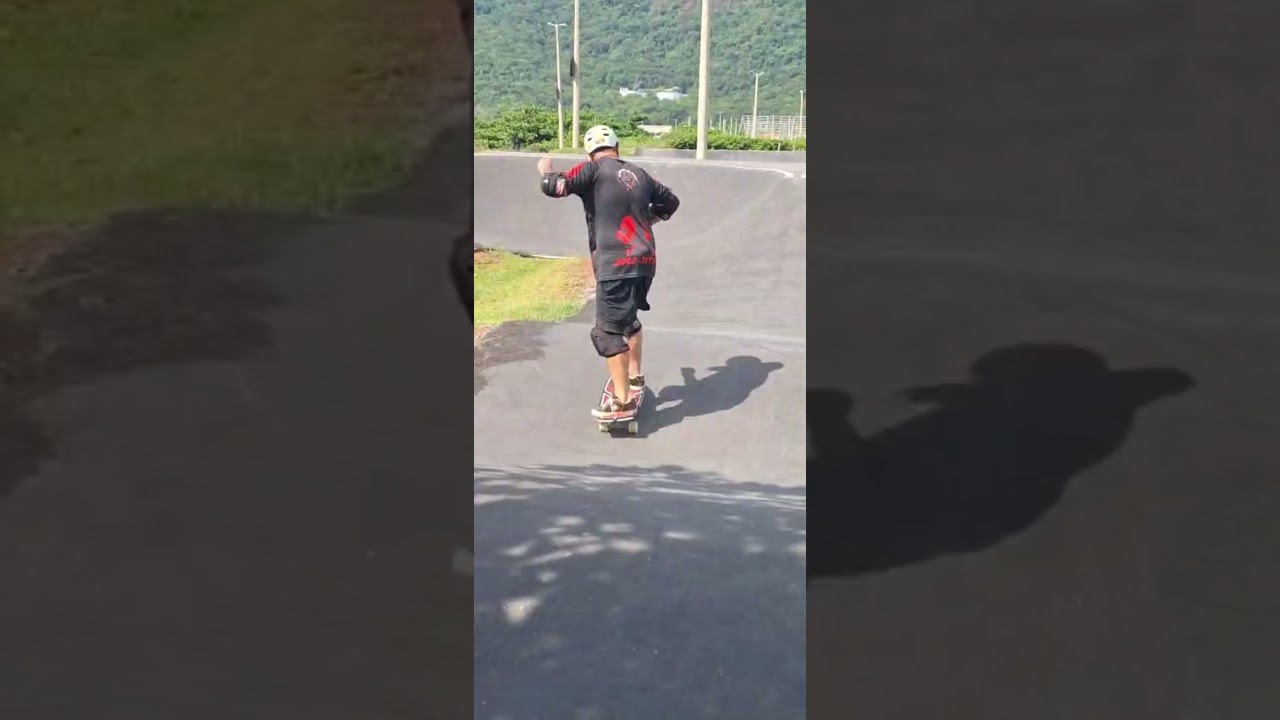 surfskate na pump track 🛹🛹🛹 mais uma sessão 🔥🔥🔥