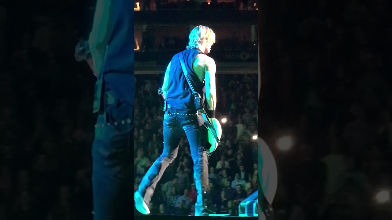 Guns N’ Roses “Welcome to the Jungle” live Houston 2017 front row!