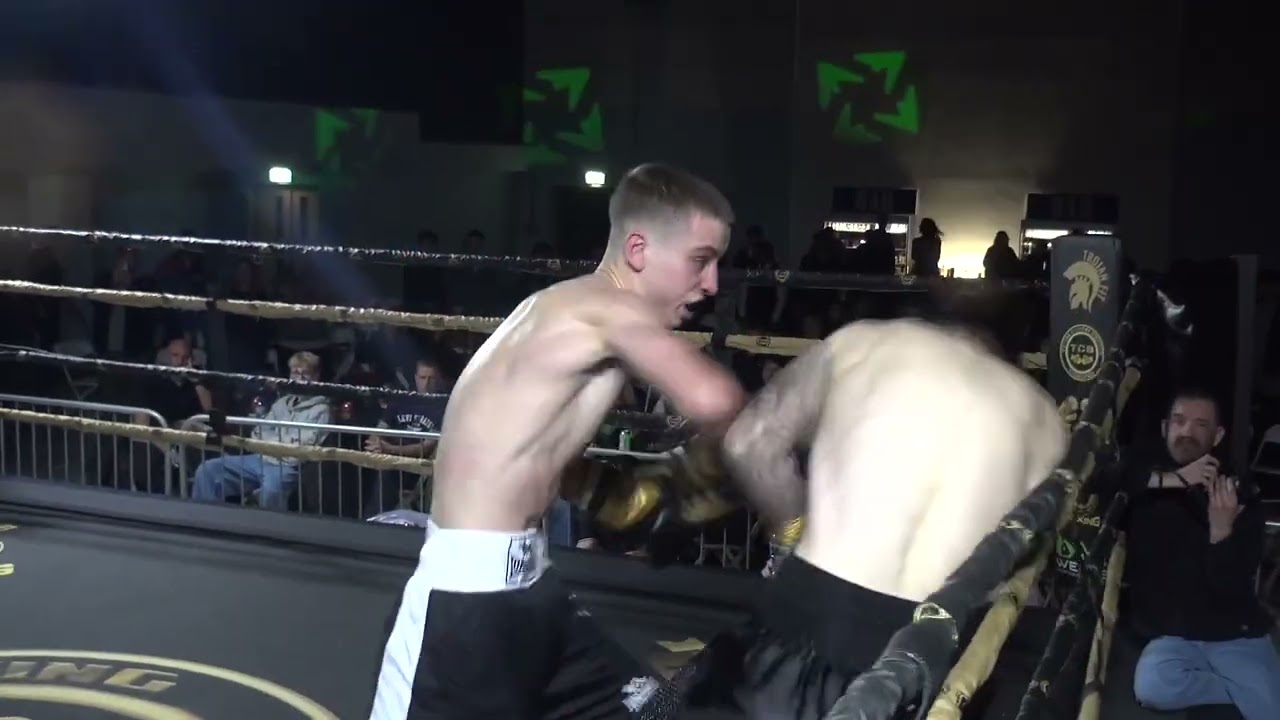 TCB Boxing Promotions, бой 3: Льюис Ричардс против Риса Дэвиса