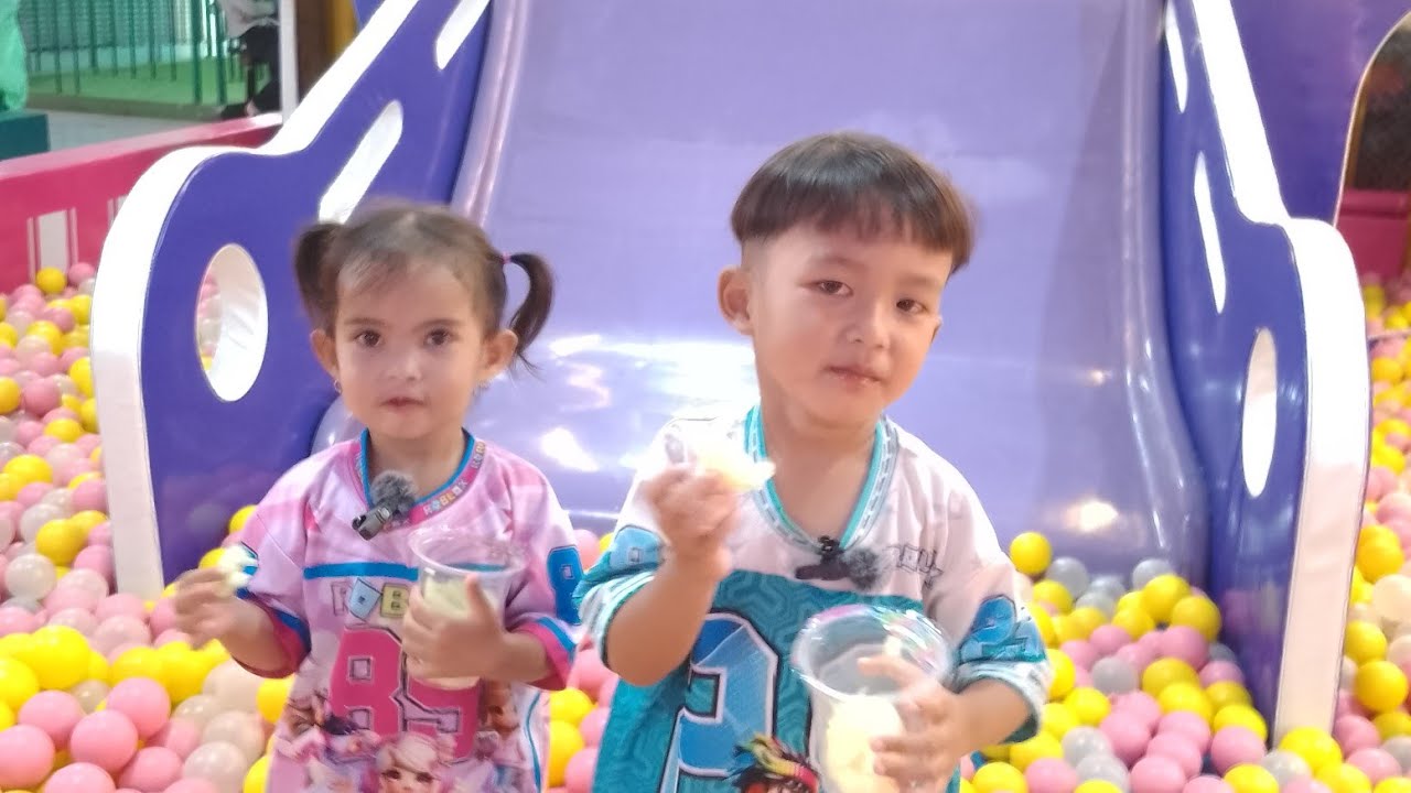 Mandi bola dan naikobip mobilan balap seru nonton sampai habis ya 