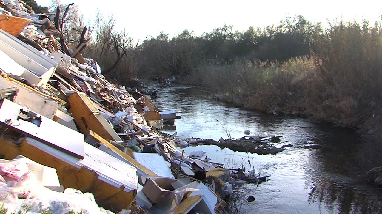 Un vertedero ilegal ensucia las aguas del río Guadarrama, en Madrid