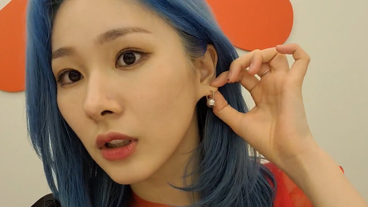 EVERGLOW Mia can hold a Kettle bells with her ears