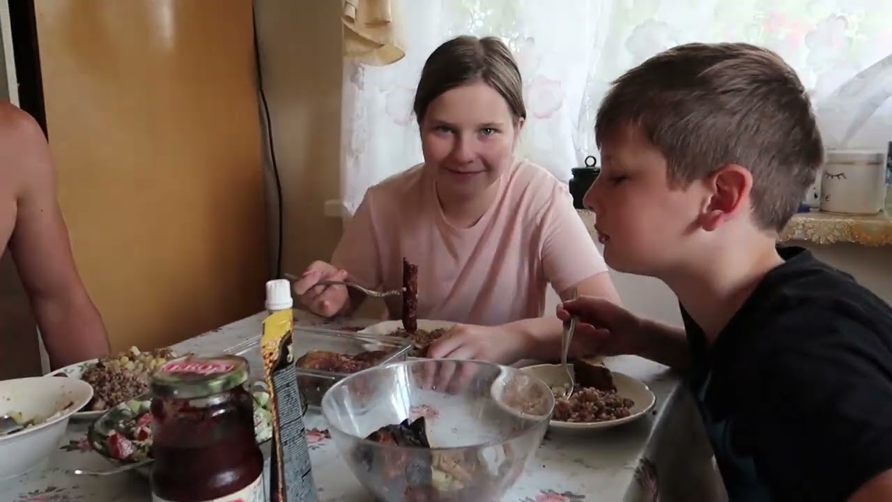 ВЛОГ: МАША ПРИЕХАЛА В ГОСТИ / ОТКРЫЛИ КУПАЛЬНЫЙ/ ГОТОВИМ КАБАЧКИ, ГРИБЫ И КРЫЛЬЯ НА МАНГАЛЕ