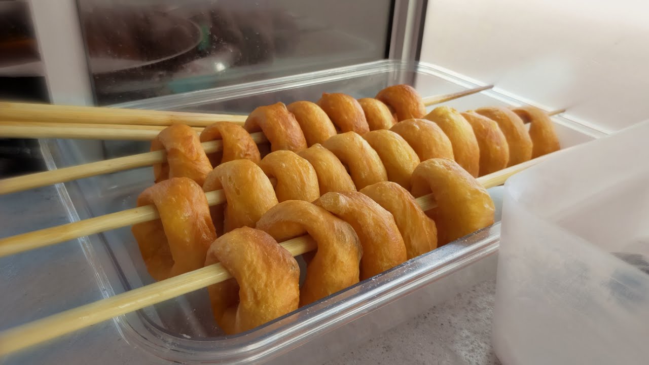 DONAT KENTANG LEMBUT DAN ENAK DI PINGGIR JALAN BUATAN EMAK-EMAK INOVATIF | INDONESIAN STREET FOOD