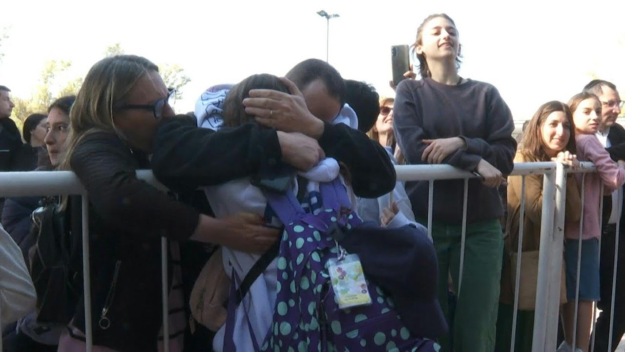 Abrazos y alivio en el regreso a Argentina de repatriados de Israel | AFP