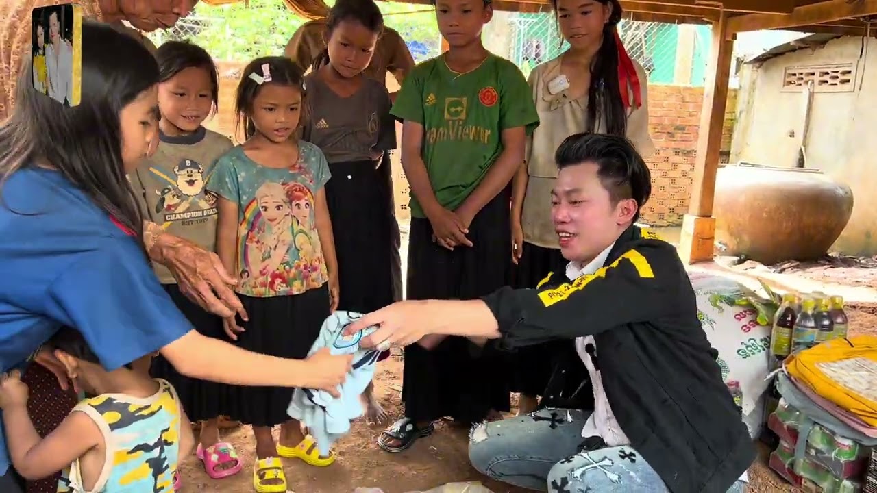 ប្អូនៗបានសម្លៀកបំពាក់ថ្មីទៅរៀនហេីយ Young people got a new dress into Hey school