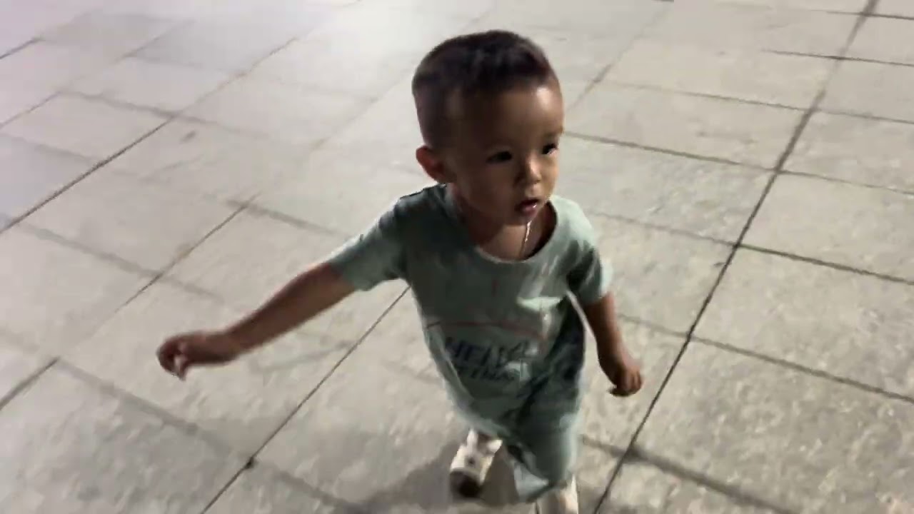 Bé đi công viên tiểu cần 