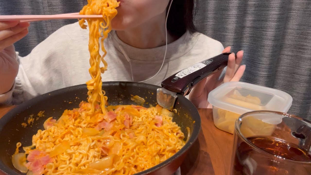 ロゼラーメンと沢庵とお茶です