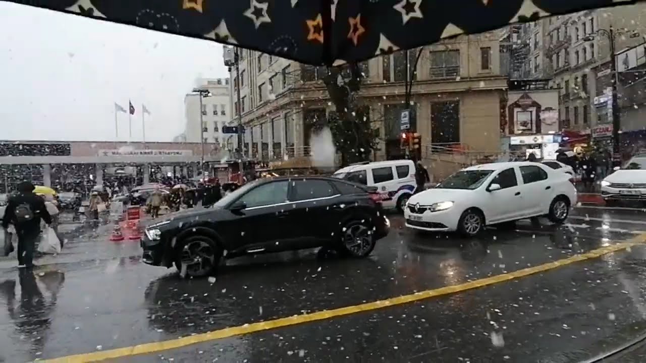 Snow fall over istanbul عاصفة ثلجية قوية في إسطنبول و جولة تحت الثلوج المتساقطة في منطقة سيركجي