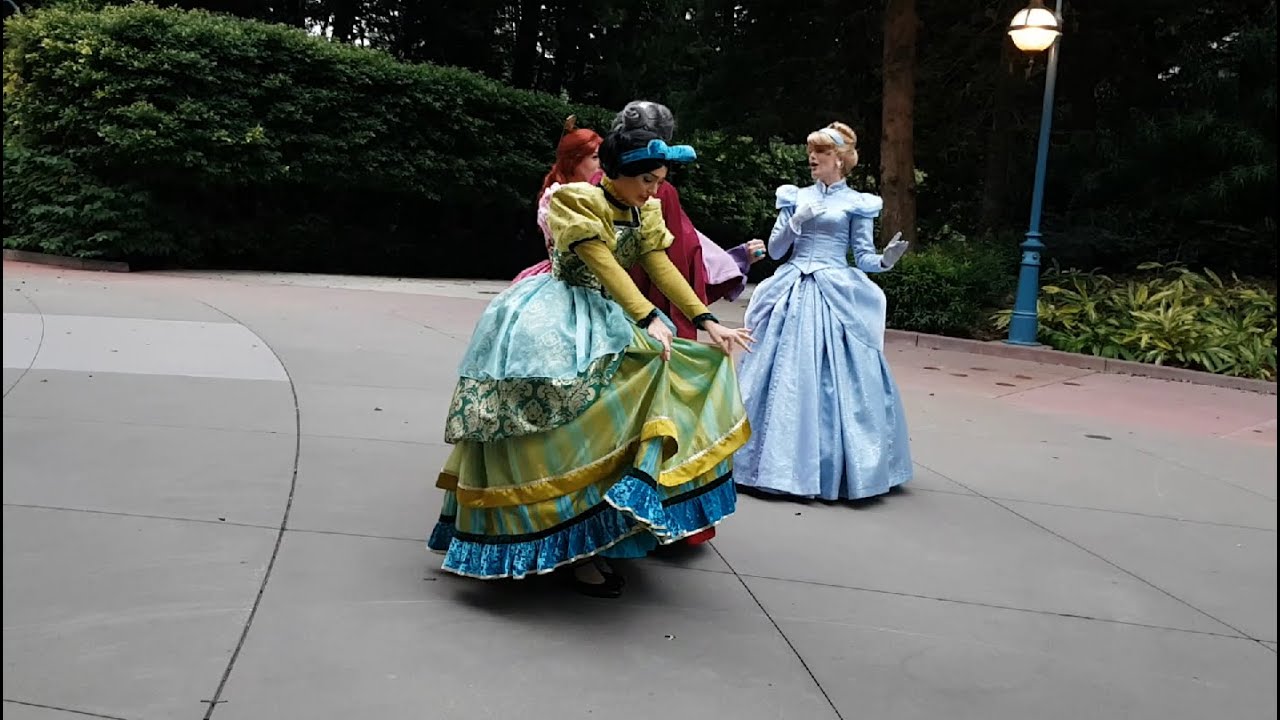 Winter Lady Tremaine, Drizella, & Anastasia Encounter Cinderella - Hong Kong Disneyland