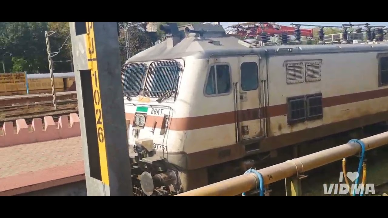 EXIT AND ENTRY OF GURUVAYUR AND HUMSAFAR EXPRESS AT TRICHY JN