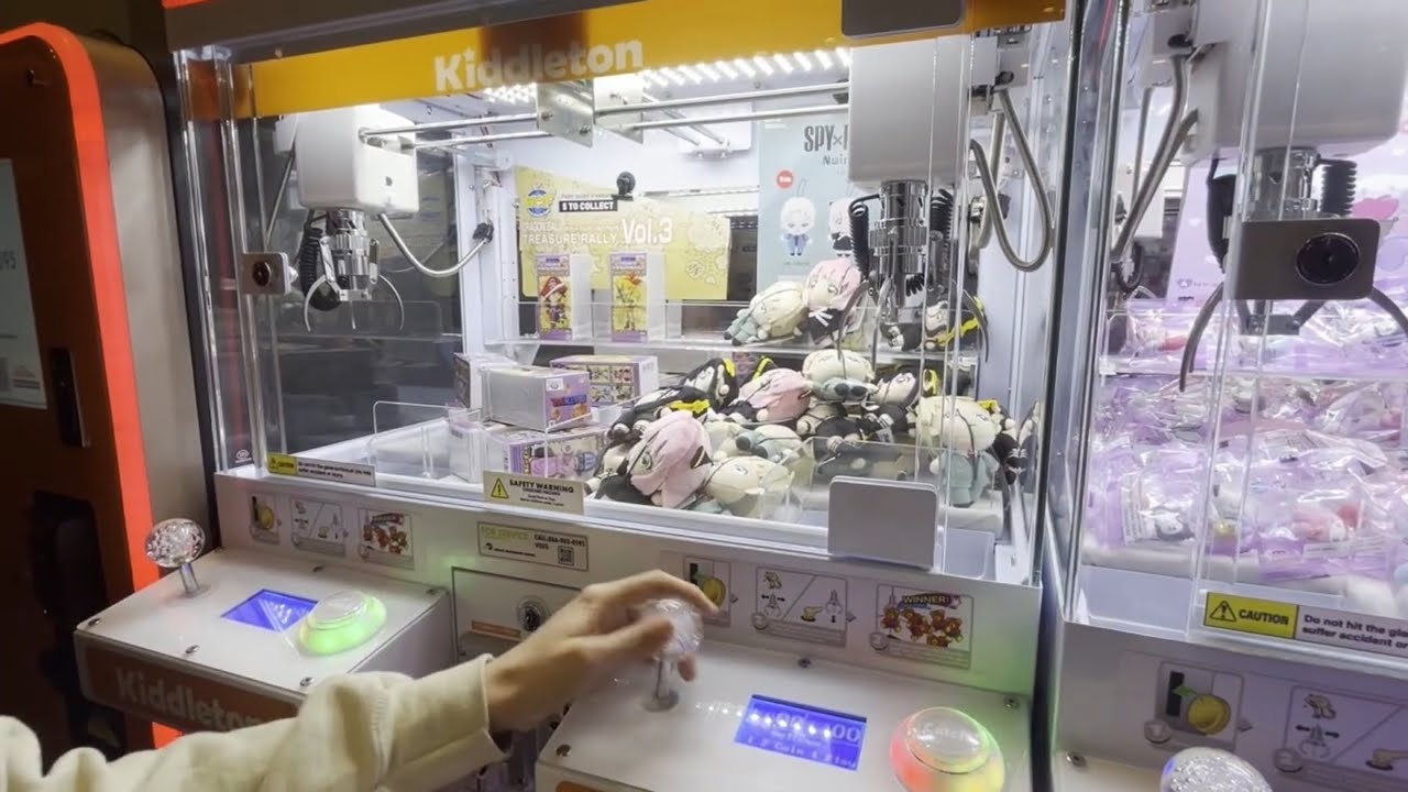 Claw Machine Rip Off: Red Robin YUM