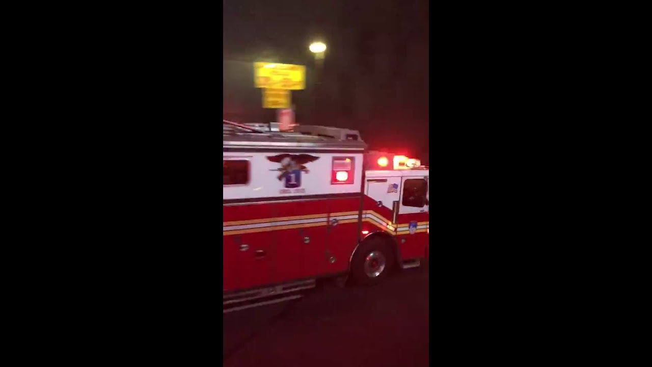 (READ DESCRIPTION) - FDNY RESCUE 1 RESPONDING URGENTLY WITH SOME NICE AIR HORN IN MANHATTAN, NYC.