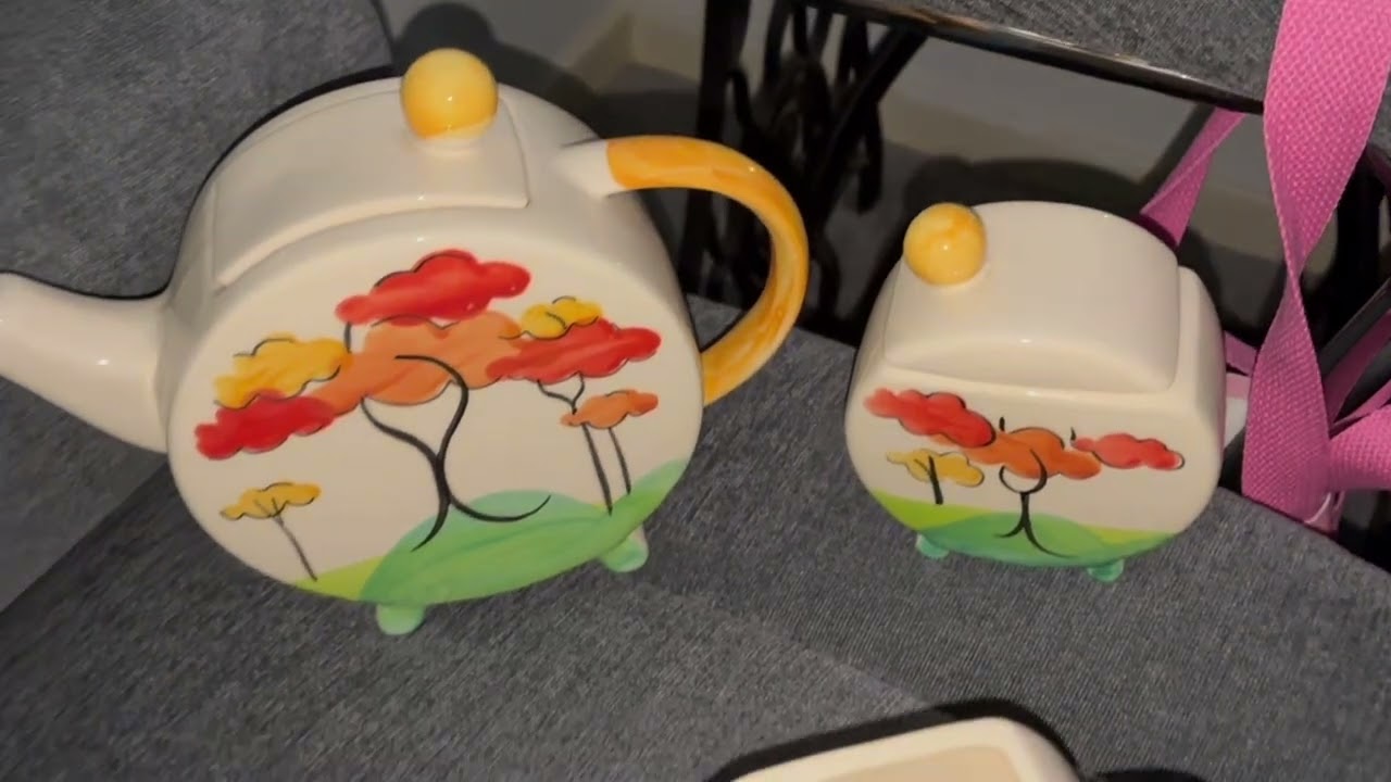 Реплика чайника, молочника, сахарницы и скульптуры Кларисы Клифф.