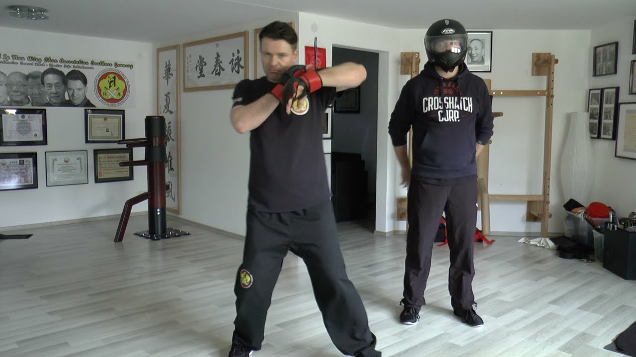 Wing Chun application: Bong Wu / Lap Sao punch
