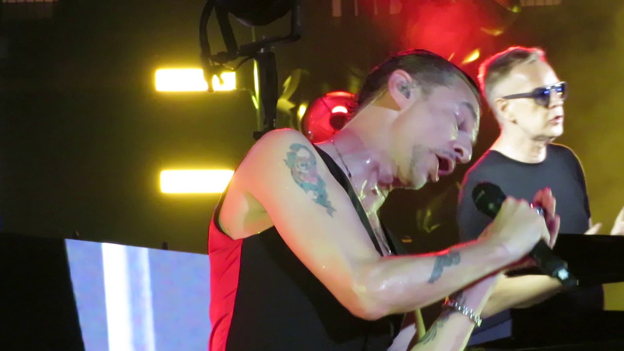 Depeche Mode live @MSG: Heroes (HQ Front row) Dave cries and his voice breaks towards the end.