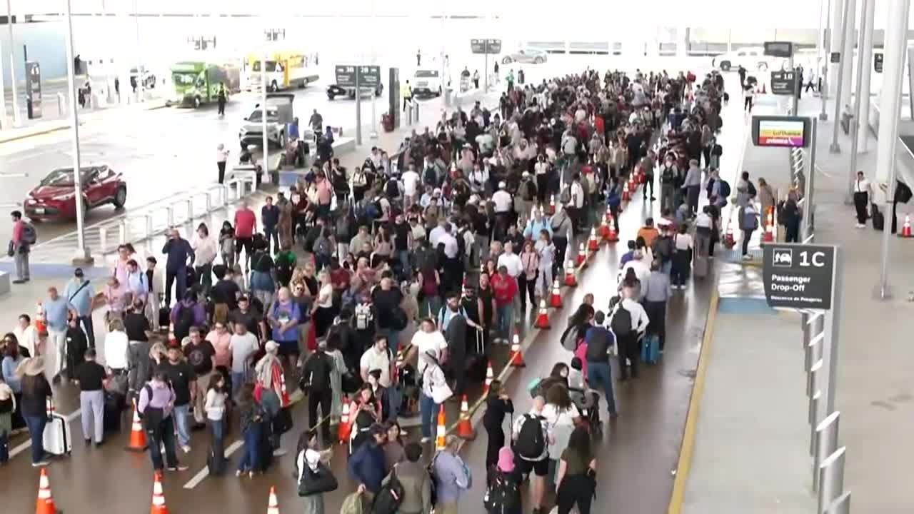 Неполученные зарплаты и задержки рейсов в аэропортах: на Конгресс усиливается давление с целью пр...