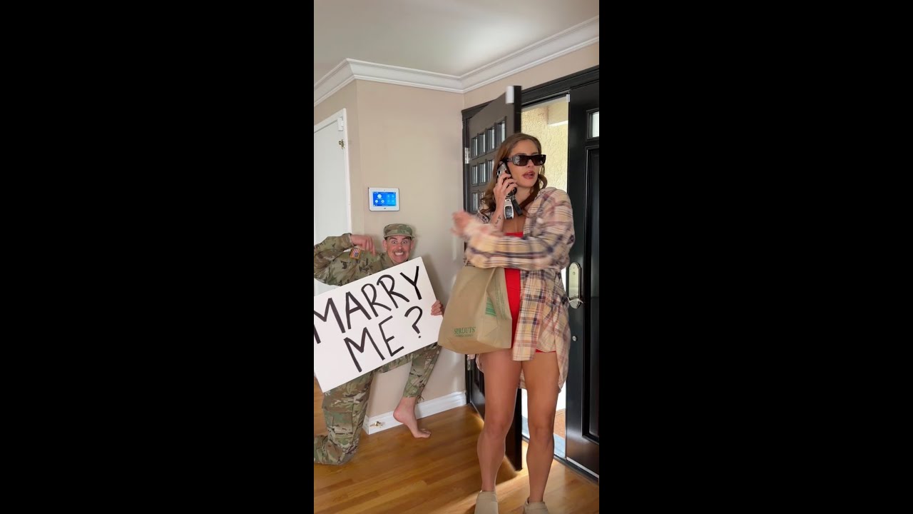 Soldiers sweet proposal surprises the whole family ❤️