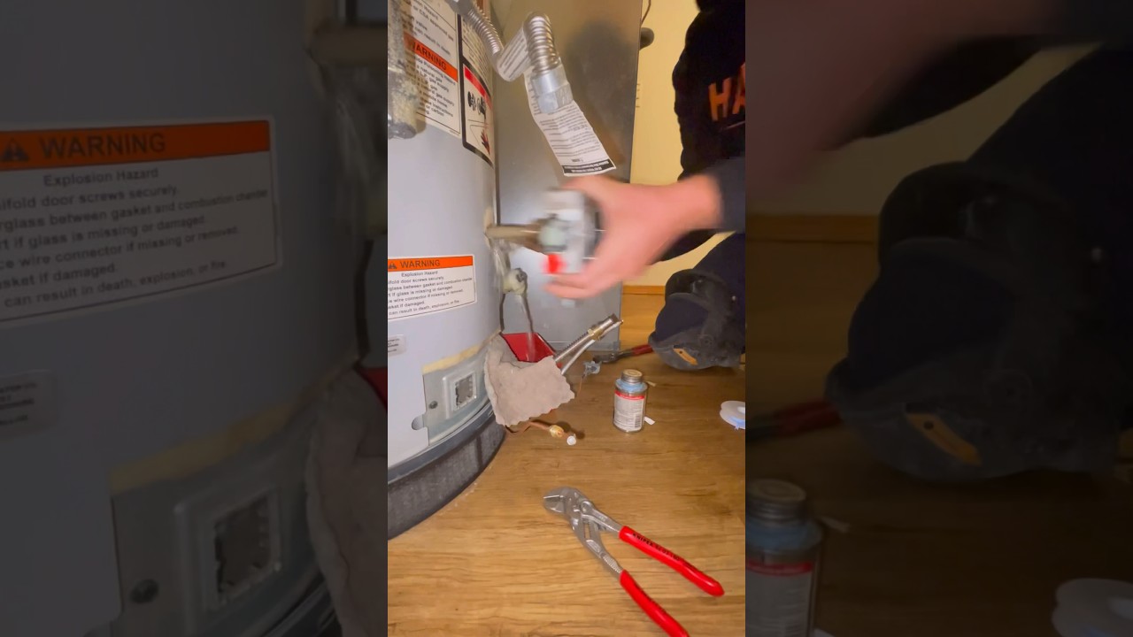 Самый быстрый способ заменить газовый клапан на водонагревателе! #сантехника #сантехник #професси...