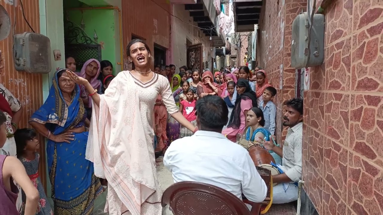 पब्लिक पे चला ख़ुशी किन्नर का जादू - zabardast performance😯