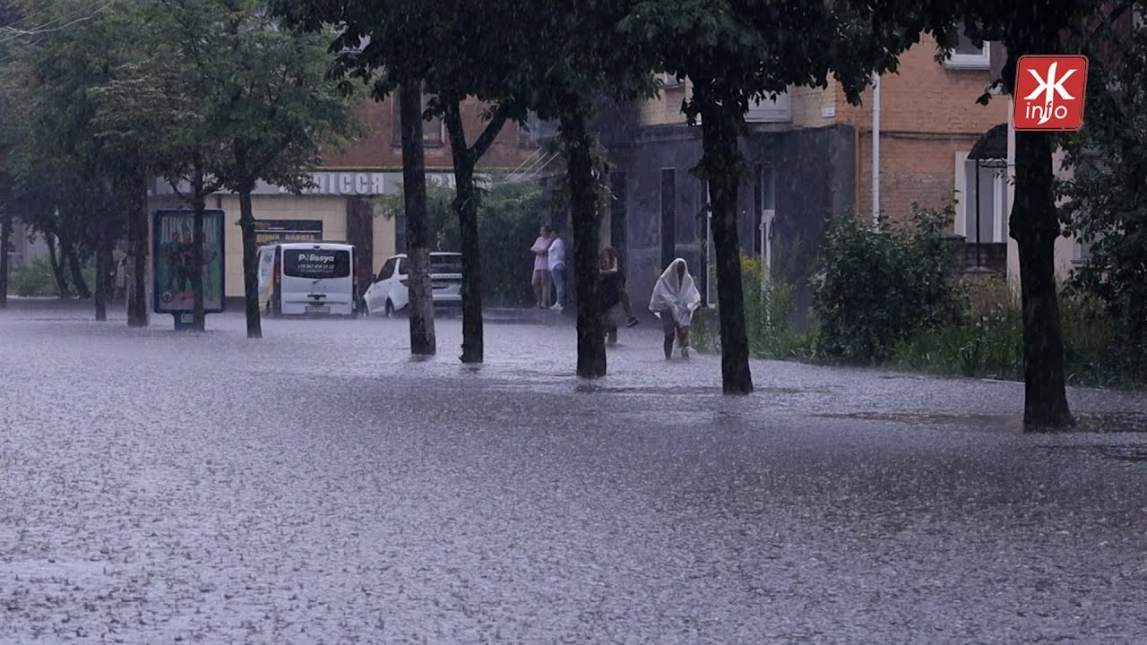 Вулиці Житомира затопило: машини на половину у воді, тролейбуси зупинилися