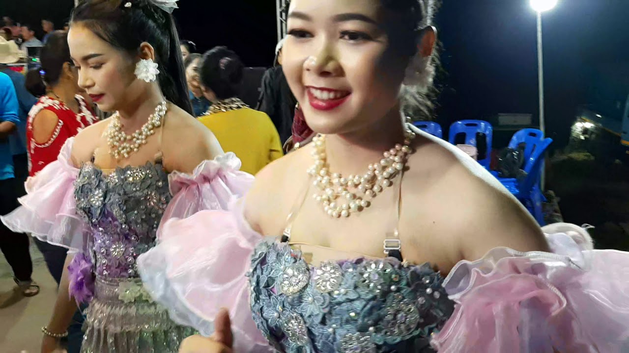 #รำวงย้อนยุคเพชรบุรี.นางรำ💃#น้องโบว์(นภาพร) #ชมภูนุชเมืองเพชร #พรพรมเมืองเพชร.