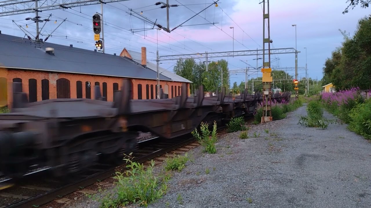 St&aring;lpendeln till Lule&aring; avg&aring;r fr&aring;n Bodens C en sommarnatt i juli.
