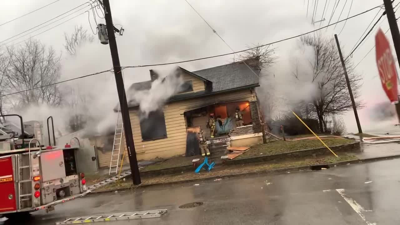 RAW: Fire on Howard Street in Louisville
