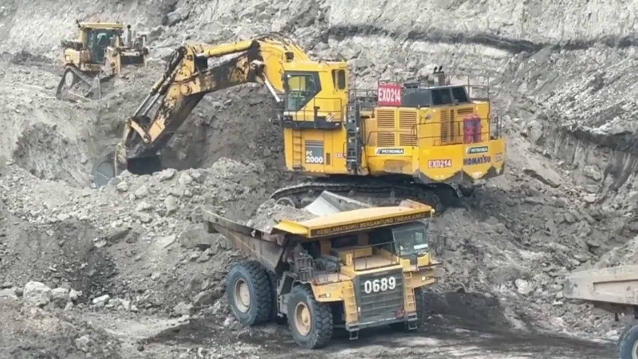 Komatsu pc2000 Loading Waste Material into Dumper Truck || Heavy mining machinery in operation