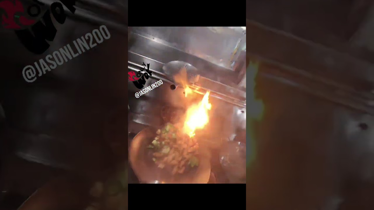 H&auml;hnchen mit Salz und Pfeffer, dazu ged&auml;mpfte Teigtaschen.
