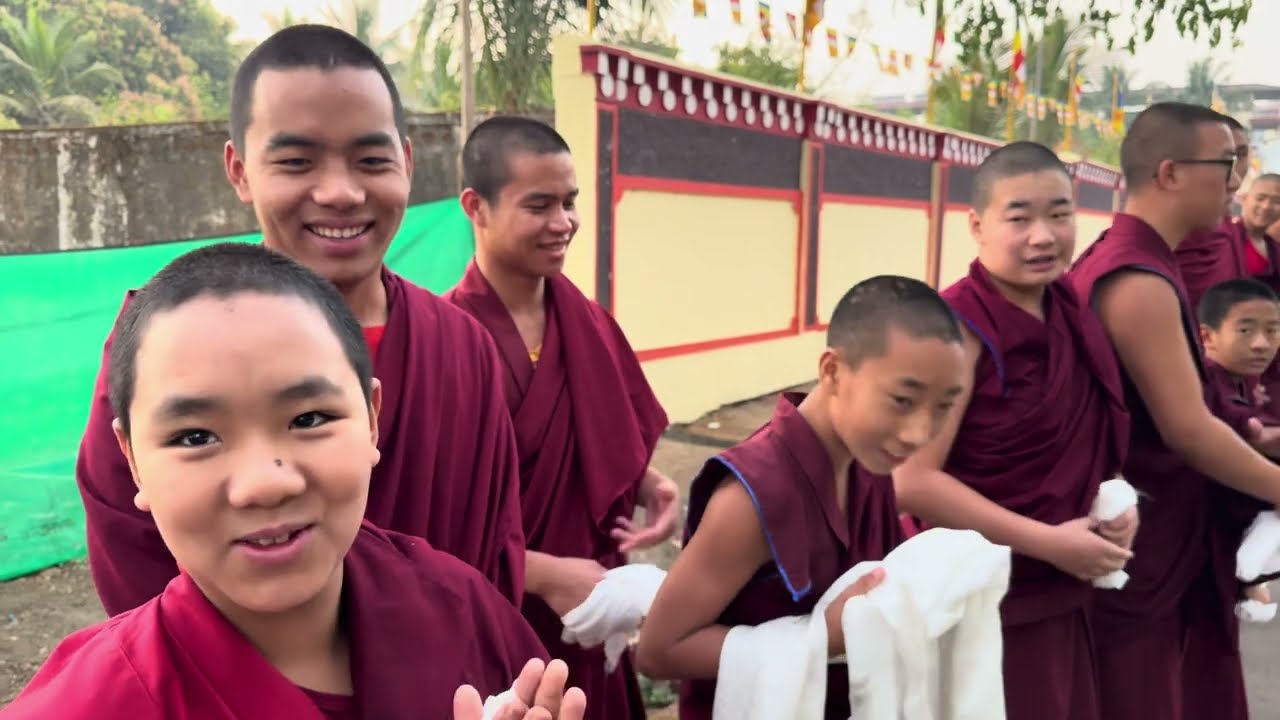 ༄དེ་རིང་གོང་ས་མཆོག་དི་ལི་ཕེབས་སྐབས་དགེ་འདུན་པ་ཚོ་སེར་སྦྲེངས་སྒྲིག་པའི་བརྙན་ཐུང།།།