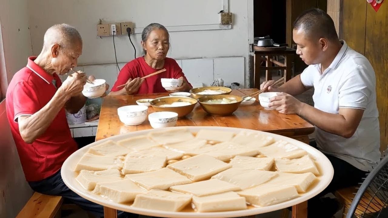 四哥在家打豆花炒腊肉，和老爸老妈一起吃，这样的亲情好久没有过了！