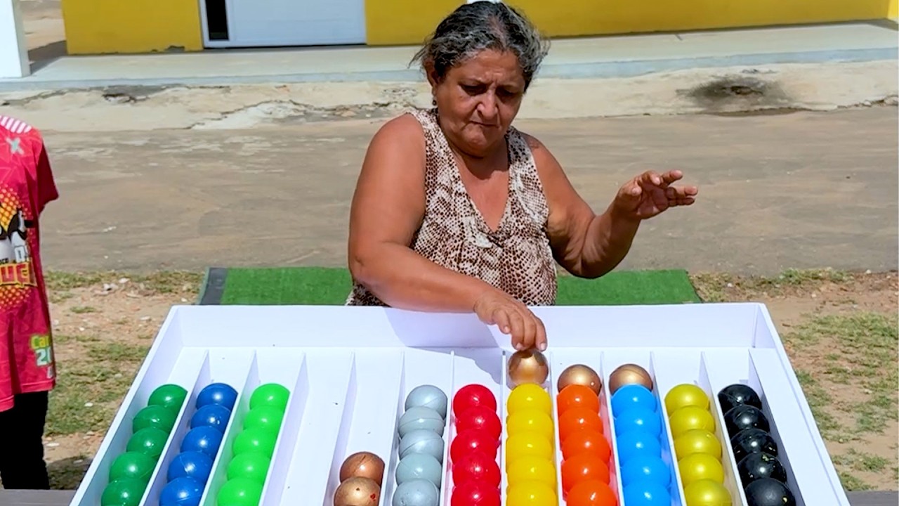 No jogo das bolinhas coloridas, agrupe as bolinhas por cor.