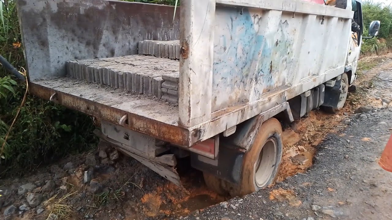 Evakuasi dump truck ambles di jalan exrime😱