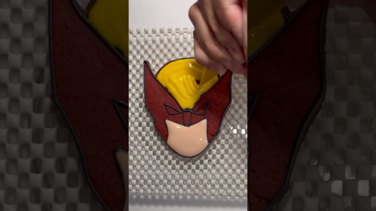 Wolverine Sugar Cookie 💛🖤 #sugarcookiedecorating #wolverine #wolverinemovie