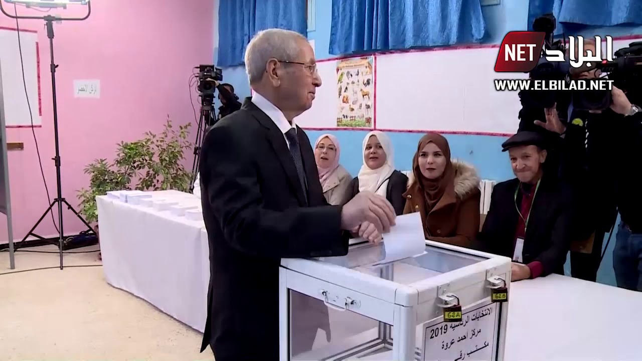 رئيس الدولة عبد القادر بن صالح يؤدي واجبه الانتخابي