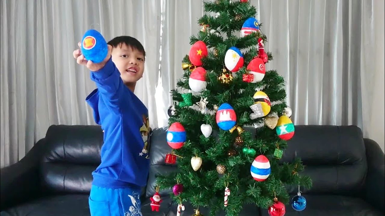 ASEAN​ Egg​ Flags decorate on Christmas Tree ไข่ธงอาเซียน​ ประดับต้นคริสต์มาส​ น้องซัน​ 5 Y.