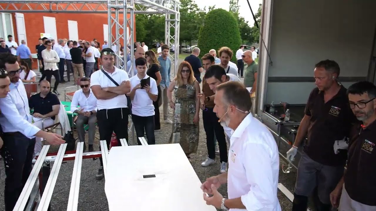 Prima Edizione Giornata Italiana della Posa 2022: Dimostrazione di posa delle lastre in ceramica.