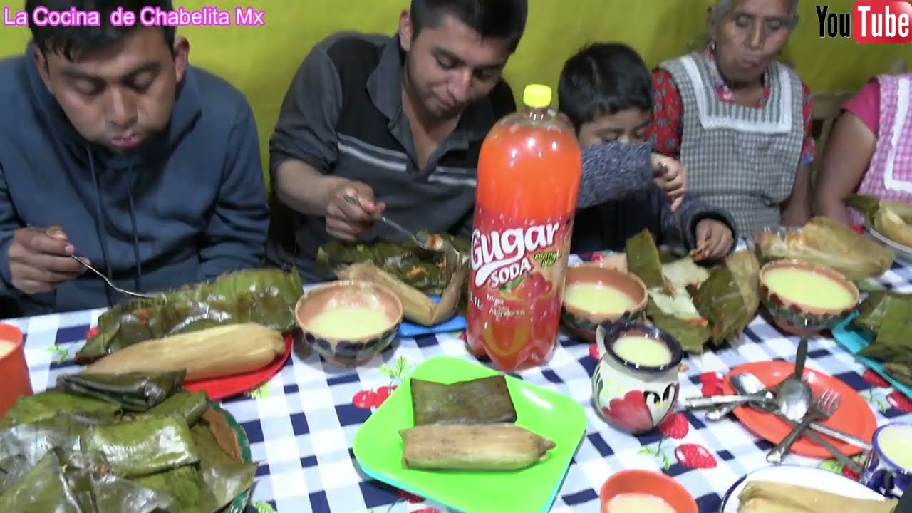 En familia disfrutamos de unos deliciosos tamales por el día de la virgen de la candelaria.