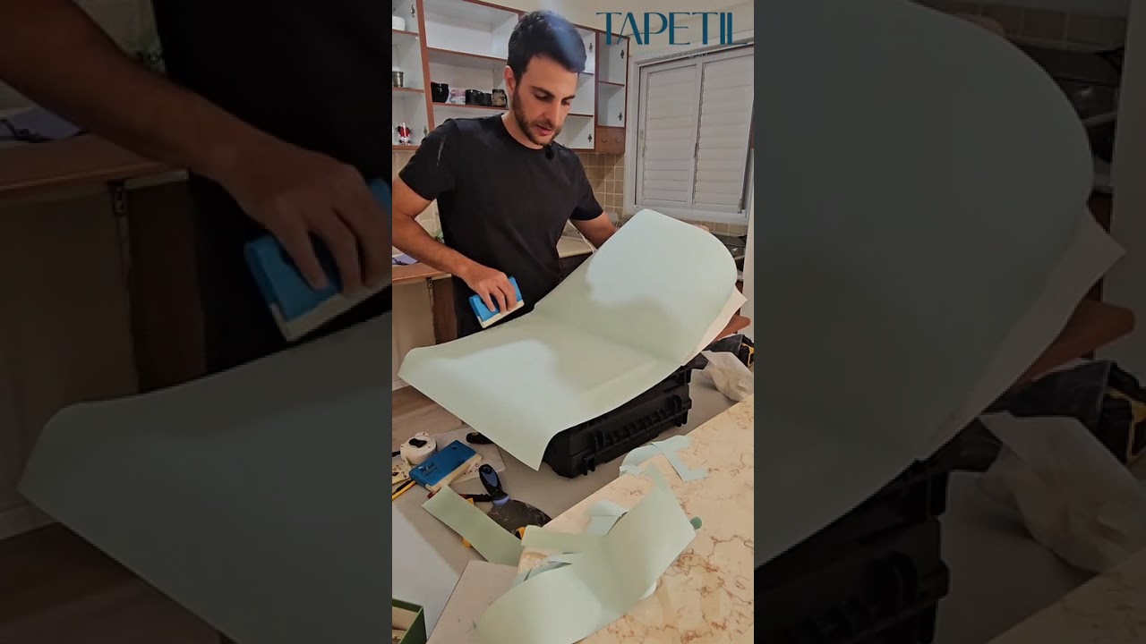 מדריך מלא: איך להדביק טפט על דלת מטבח עם דפנות מתעגלות – שלב אחרי שלב