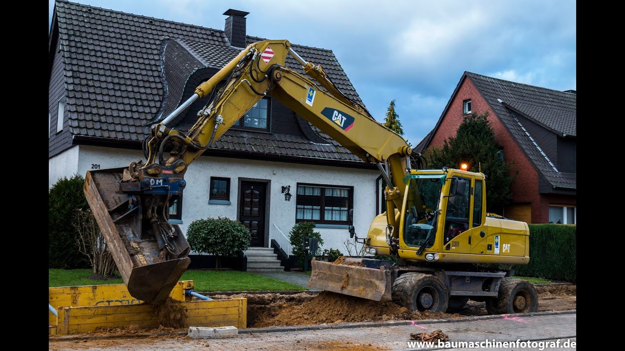 CAT M318D 'Depenbrock' hebt  Leitungsgraben aus