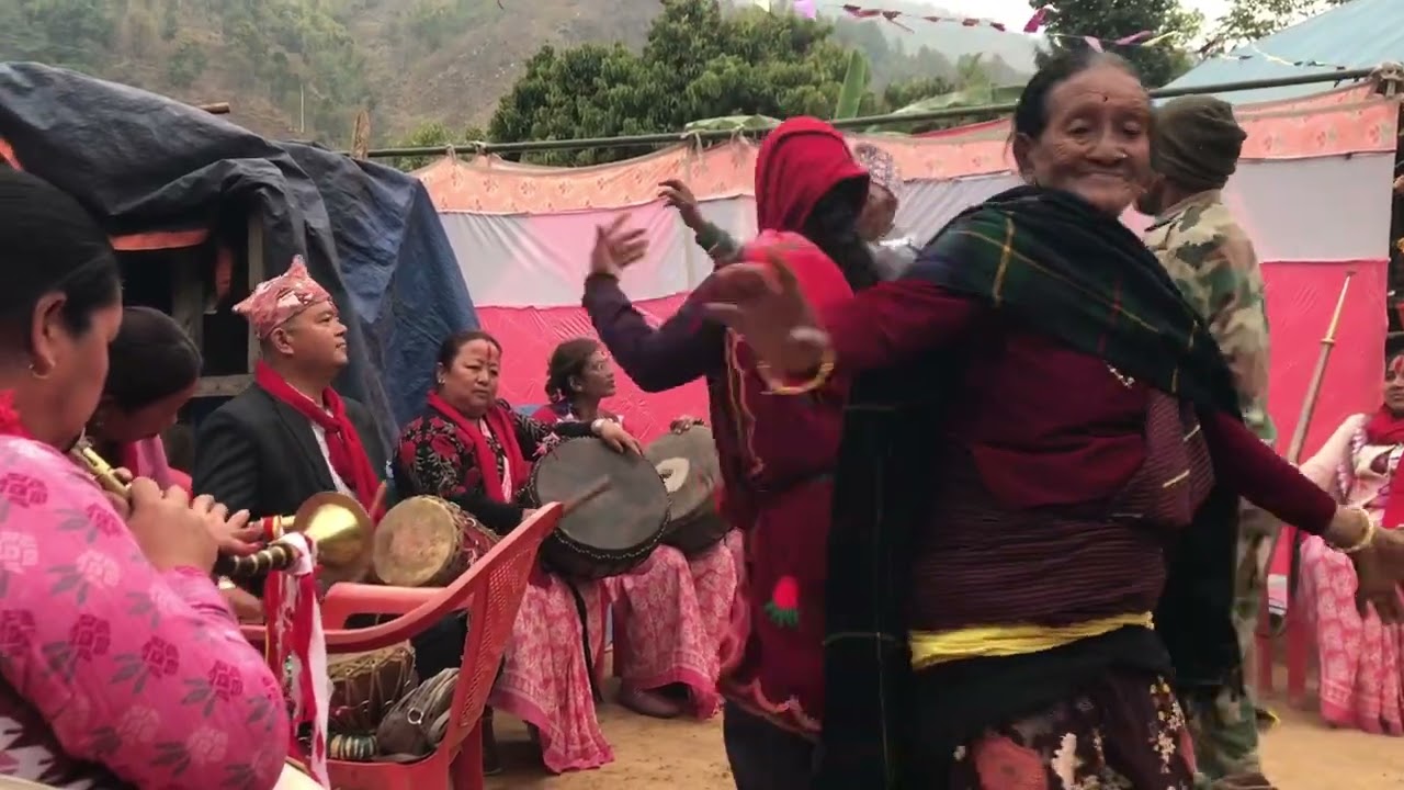 ८२ बर्षको आमाको उर्जा साथमा अन्य साथीहरुको नृत्य