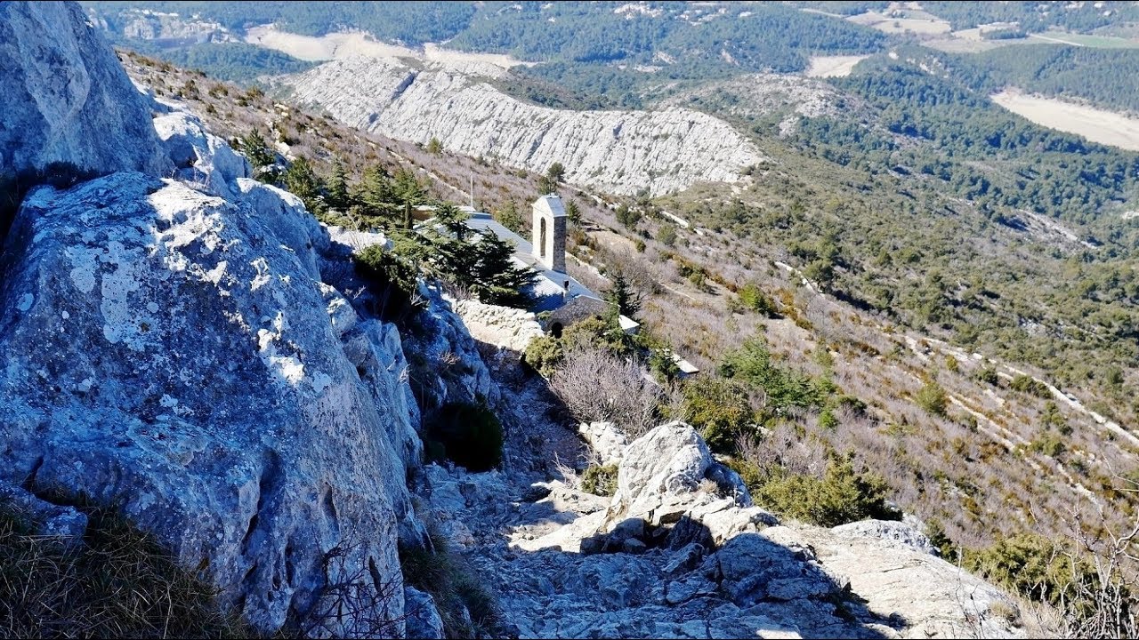 Sainte-Victoire - Le Prieuré et la Croix de Provence depuis Vauvenargues