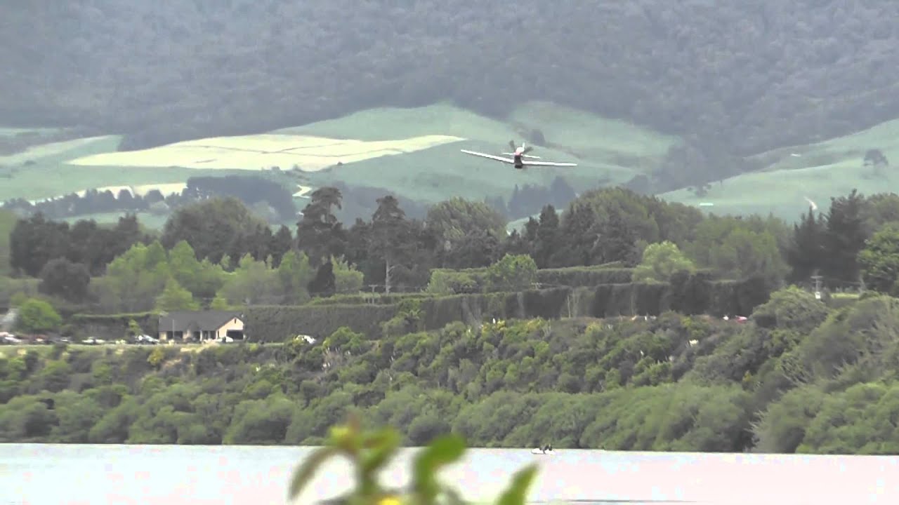 P-51D Mustang High Speed Low Pass - Lake Karapiro