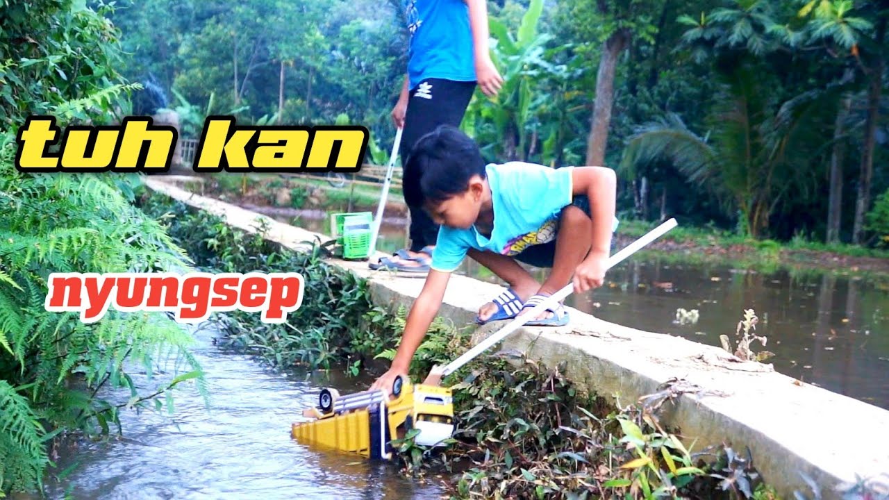 DITDIM NEKAT!! mainan truk oleng dipinggir kali