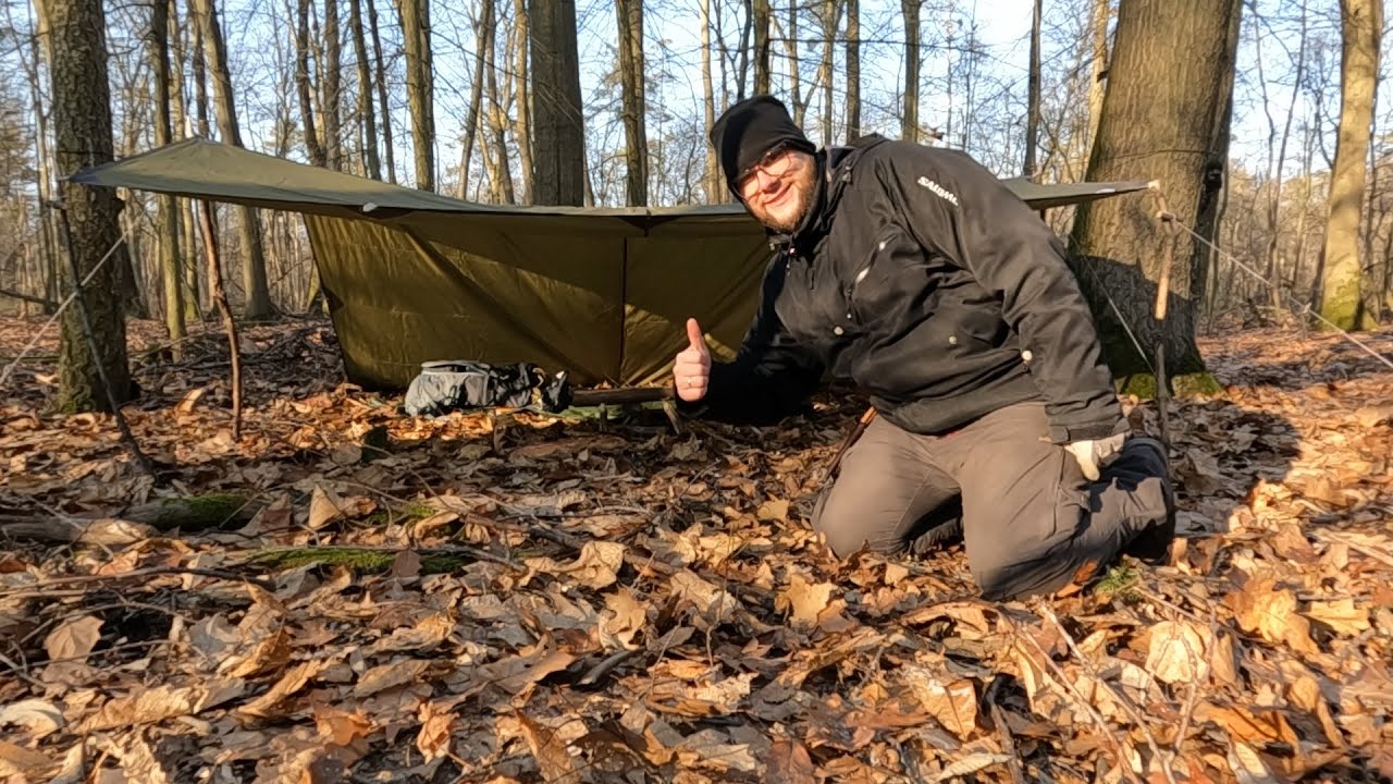 Erster Tarp-Shelter und Tisch im Wald